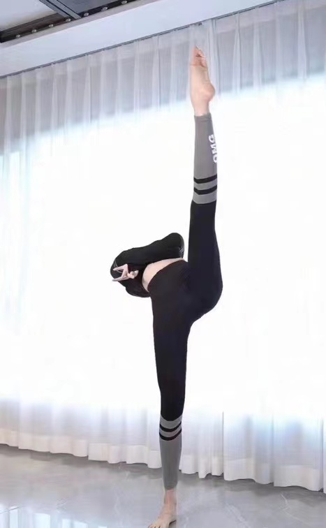 郑州爱健身翘臀美女，会一字马。